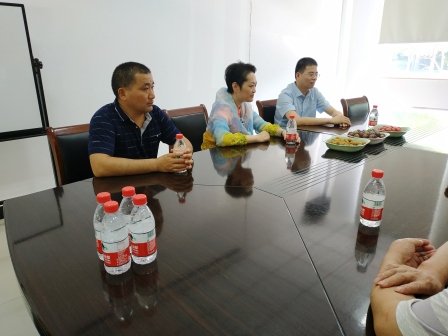 工会领导送清凉