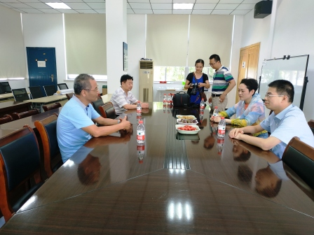 工会领导送清凉